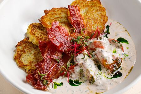 Драники с беконом, томатами и пряным соусом