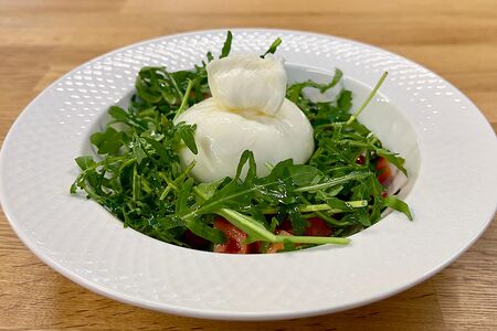 Буррата с рукколой и помидорами