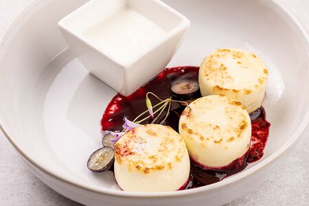 Сырники со сметаной и ежевичным муссом