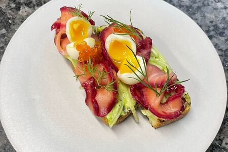 Брускетта со слабосоленой форелью