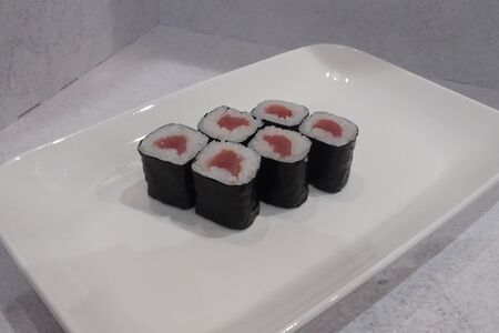 Ролл с тунцом