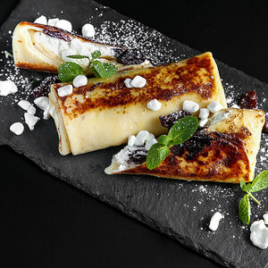 Сладкие блинчики с творогом и темным изюмом