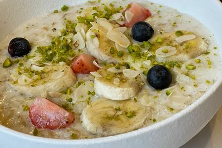 Овсяная каша с ягодами и орехами