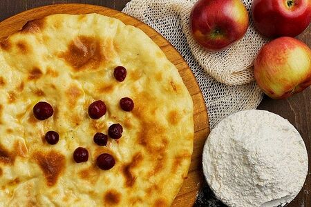 Пирог с яблоками и вишней