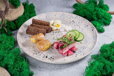 Сельдь гравлакс с бородинским хлебом, запеченным картофелем, малосольным огурецом