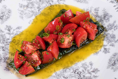 Сибас с мангольдом и тартаром из томатов