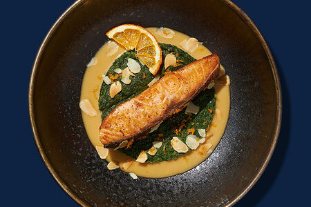 Лосось с корочкой на подушке из шпината