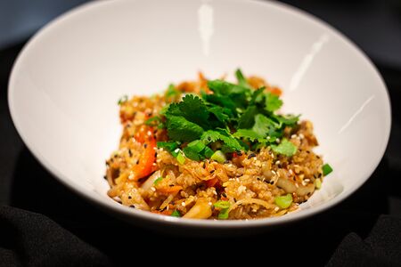 Wok с креветками и мидиями, с рисом