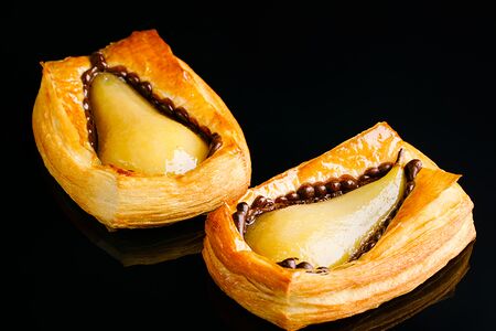 Дениш с шоколадом и грушей