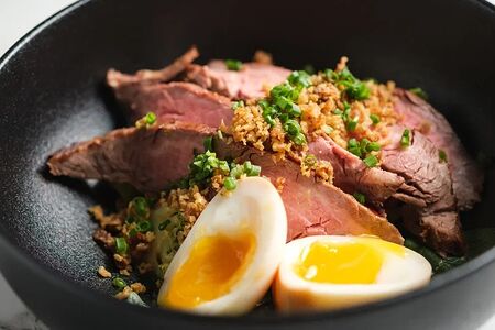 Салат с ростбифом, брокколи и орехово-кунжутной заправкой