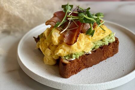 Скрембл с авокадо и беконом