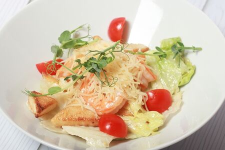 Салат Цезарь с креветками
