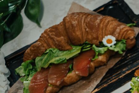 Круассан с лососем