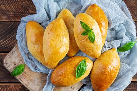 Пирожок с картофелем и грибами