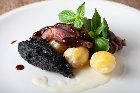 Рубленый стейк с печеным картофелем, грибным кремом и перечным соусом