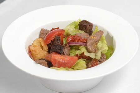 Салат с телятиной и тремя видами томатов