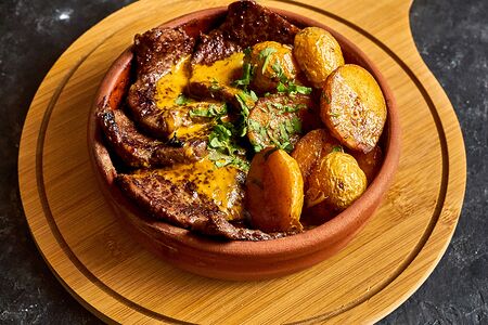 Медальоны в перечном соусе с картофелем на углях