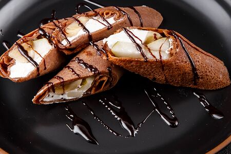 Шоколадный блин с фруктами