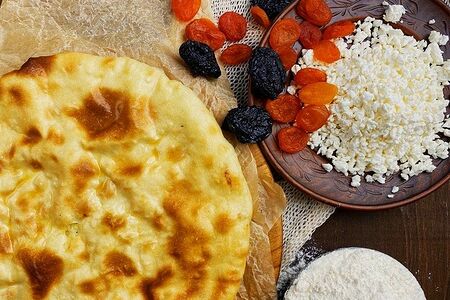 Пирог с творогом, курагой и черносливом