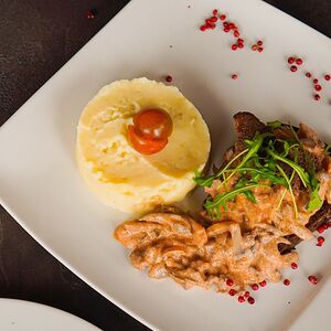 Бефстроганов из телятины с картофельным пюре