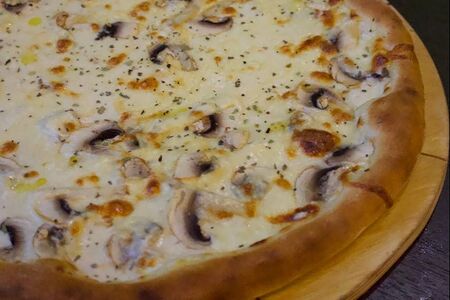 Пицца с курицей и грибами