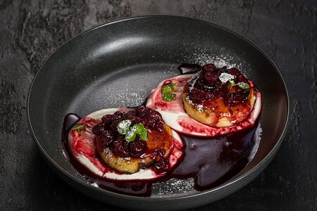 Сырники с вишнёвым соусом и сметаной