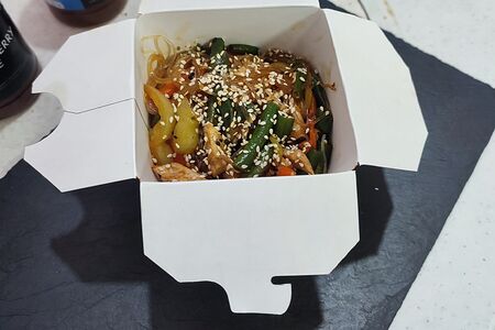 Wok c овощами и соусом