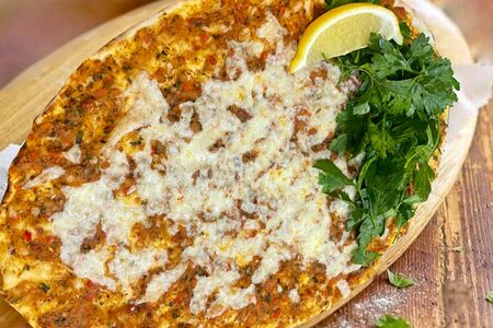 Лахмаджун с сыром