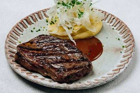 Стриплойн с пюре из васаби и фенхелем