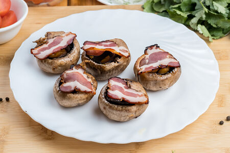 Шампиньоны в беконе