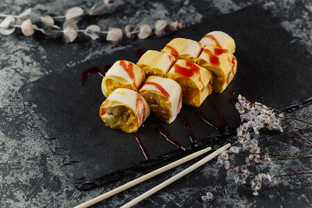 Сладкий ролл с клубничным топпингом