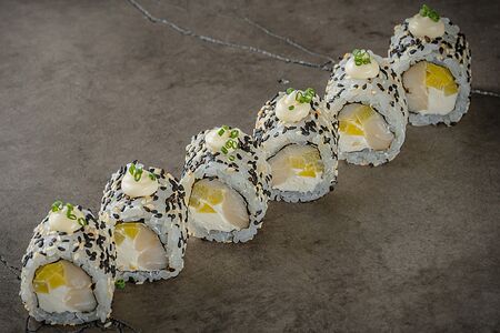 Ролл Масляная рыба с кунжутом микс