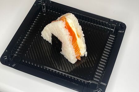 Онигири с лососем