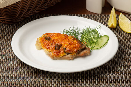 Эскалоп из cвинины с грибами под шапкой