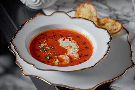 Крем-суп из печеных томатов с креветками