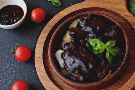 Щечки говяжьи с картофелем под соусом демиглас