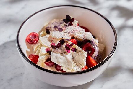 Павлова с кремом патисьер, черешней и клубникой