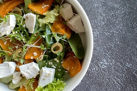 Салат с хурмой и авокадо