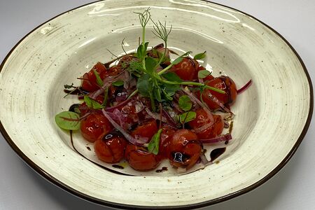 Томаты черри с маринованным луком