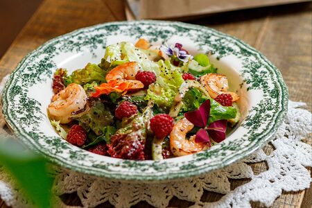 Летний салат с малиновой заправкой