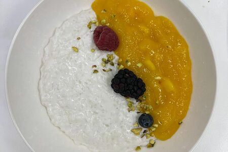 Рисовая каша на кокосовом молоке с манго и маракуйей