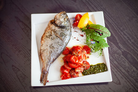 Дорадо, запечённая с черри