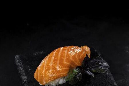 Сяке нигири суши (с лососем)