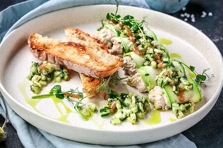 Рулетики из цукини с тунцом и огуречным тартаром