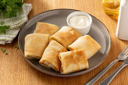 Большая порция блинчиков с мясом