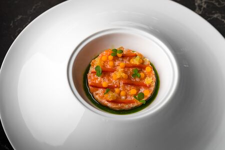 Тартар из лосося с жемчугом из лаймовой тыквы