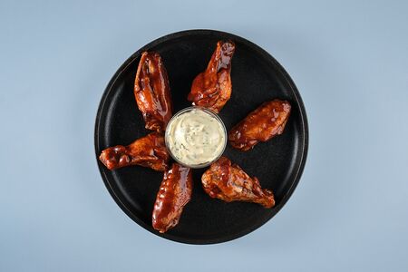 Фирменные крылышки с соусом