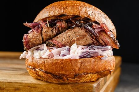 Бургер с брискетом BBQ