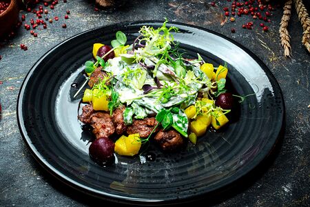 Салат с куриной печенью и печеным яблоком