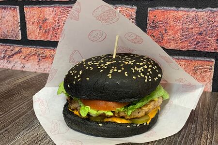 Бургер с чёрной булочкой с курицей на углях